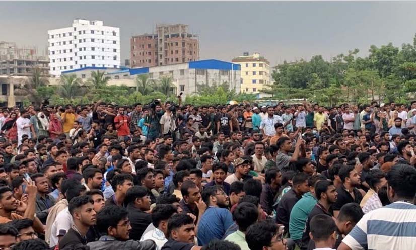 মাইলস্টোনে শিক্ষার্থীদের সাথে পুলিশের ধাওয়া-পাল্টা ধাওয়া, আহত অন্তত তিনজন