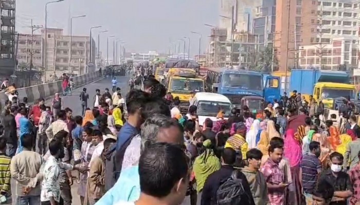কারখানা খুলে দেওয়ার দাবিতে ঢাকা-টাঙ্গাইল মহাসড়কে শ্রমিকদের অবরোধ